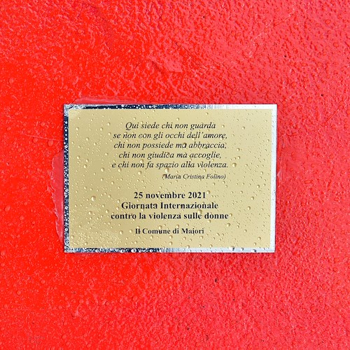 Da oggi anche Maiori ha la sua panchina rossa, simbolo di lotta alla violenza sulle donne