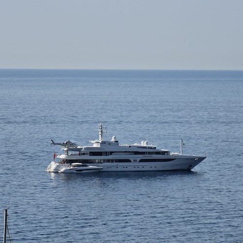 “Lady Marina” affascina la Costa d’Amalfi con i suoi oltre 60 metri e 3 piani di maestosità /VIDEO e FOTO