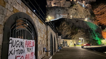 Maiori, Aurelio D’Urzo compie 50 anni: gli amici gli dedicano uno striscione al porto