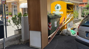 Maiori, frigorifero abbandonato in via Santa Tecla: per smaltire i rifiuti ingombranti basta un click o una telefonata
