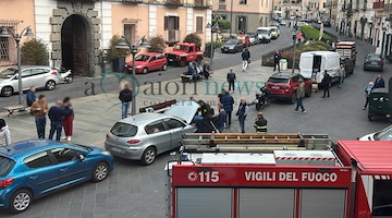 Maiori, miagolii dal motore su Corso Reginna: gattini intrappolati, intervengono i Vigili del Fuoco