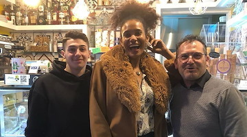 Maiori, per l'ex Miss Italia Denny Mendez visita in Costiera Amalfitana nel periodo più bello 