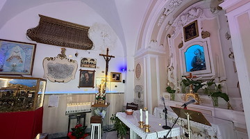 Maiori, stasera inizia allestimento del Santo Sepolcro nella cappella di San Nicola: luci, simboli e battenti per la Settimana Santa