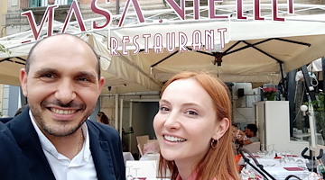 Relax in Costiera Amalfitana per l'attrice turca Başak Gümülcinelioğlu, pausa di gusto al Masaniello a Maiori
