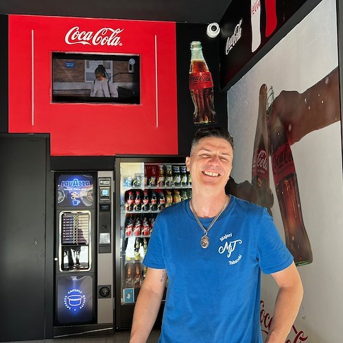 A Maiori apre il primo Coca-Cola Store: un distributore automatico h24 nel Corso Reginna /FOTO