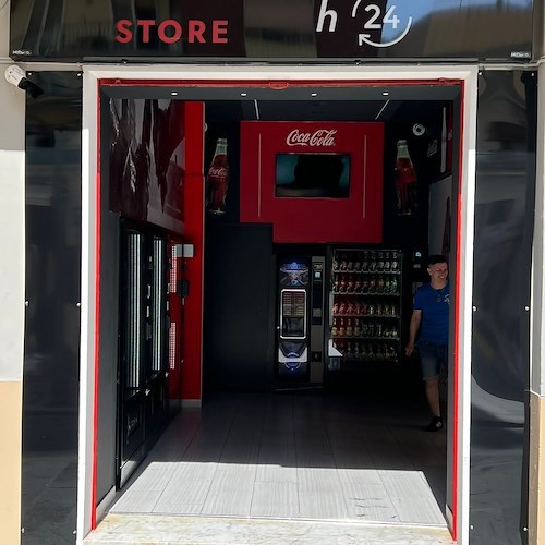 A Maiori apre il primo Coca-Cola Store: un distributore automatico h24 nel Corso Reginna /FOTO