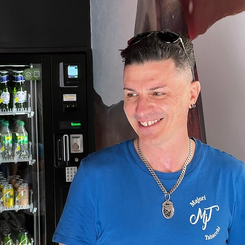 A Maiori apre il primo Coca-Cola Store: un distributore automatico h24 nel Corso Reginna /FOTO
