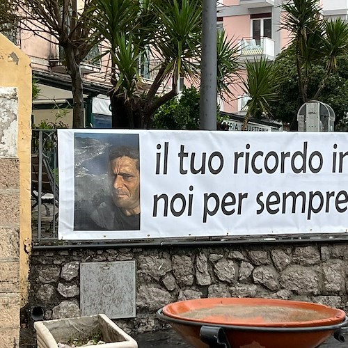 A Maiori chiesa gremita per l'ultimo saluto a Roberto, lo striscione degli amici: "Il tuo ricordo in noi per sempre"