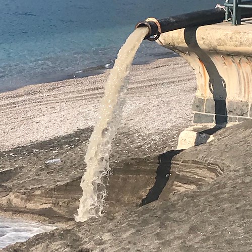 A Maiori idrovora in funzione, sindaco Capone: «Camion serve per distribuire meglio la sabbia»