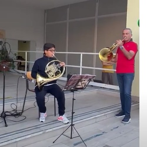 A Maiori il suono del corno sostituisce la campanella: così il "Rossellini" rende omaggio a Giovanni Battista Cutolo [VIDEO]