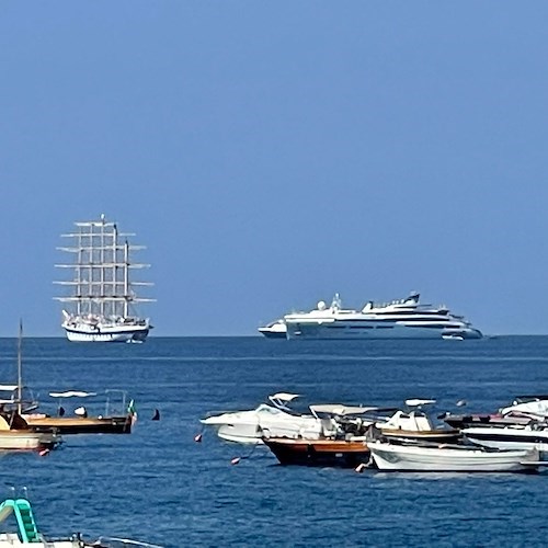 Al largo di Maiori "SeaDream II", nave da crociera extralusso di 105 metri 