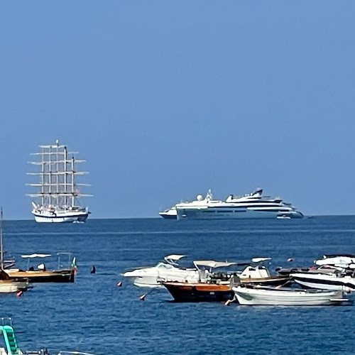 Al largo di Maiori "SeaDream II", nave da crociera extralusso di 105 metri 