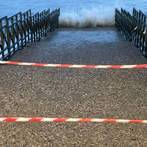 Allerta Meteo. Mare in burrasca a Maiori: il Comune chiude l'accesso al pontile sul fiume /foto /video