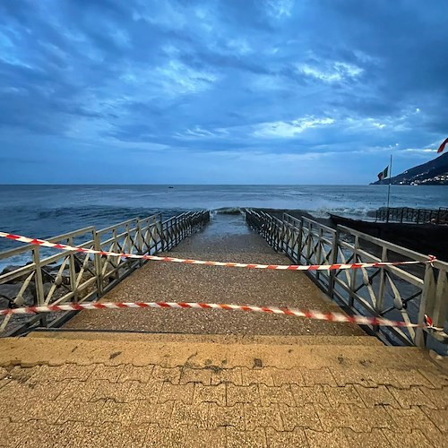 Allerta Meteo. Mare in burrasca a Maiori: il Comune chiude l'accesso al pontile sul fiume /foto /video