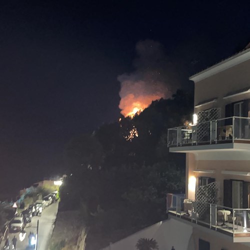 Apprensione a Praiano per un incendio divampato a poca distanza dal centro abitato