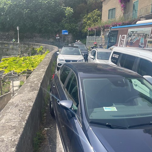 Auto in divieto di sosta lungo la SS163, traffico bloccato da Castiglione a Maiori /FOTO