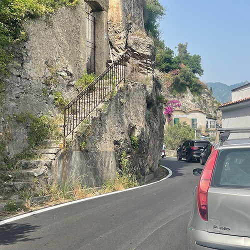 Auto in divieto di sosta lungo la SS163, traffico bloccato da Castiglione a Maiori /FOTO