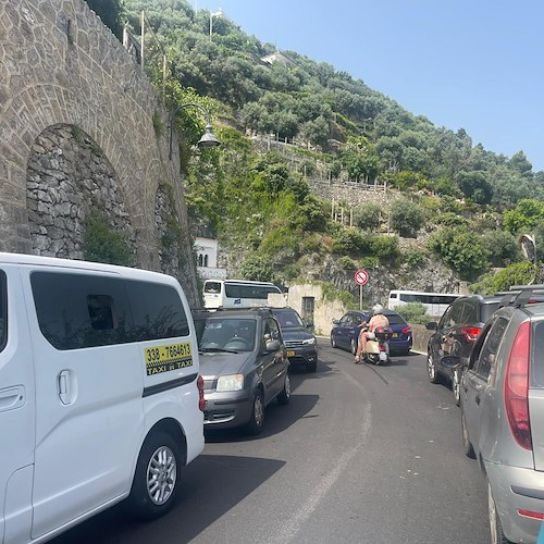 Auto in divieto di sosta lungo la SS163, traffico bloccato da Castiglione a Maiori /FOTO