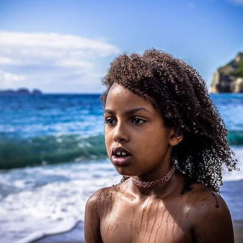 Maiori News Bagni D Ottobre In Costiera Amalfitana Turisti Si Godono Il Mare In Tranquillita