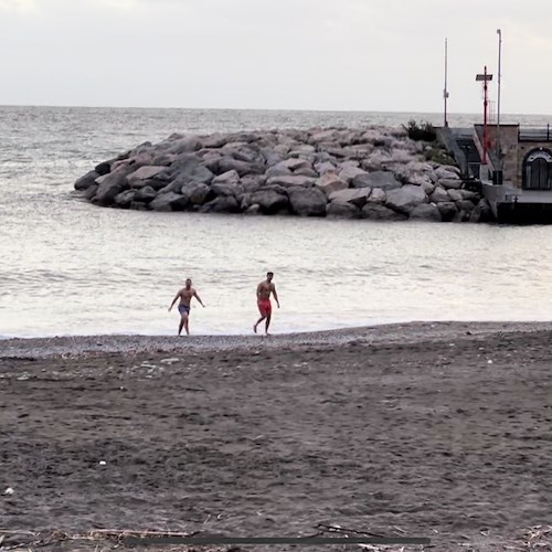 Bagno di fine autunno a Maiori, due giovani si tuffano al tramonto /foto /video 