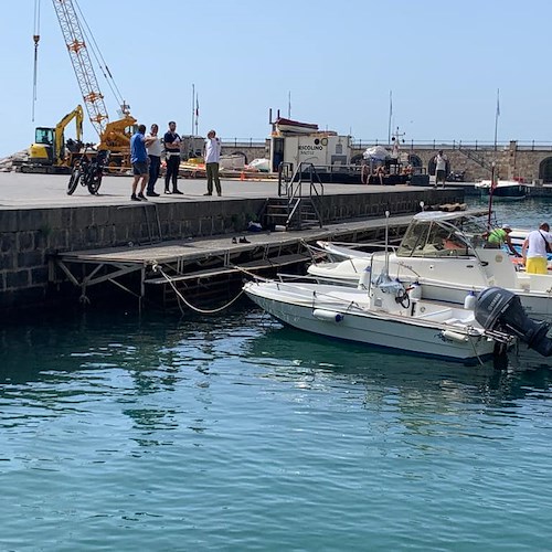 Blitz al Porto di Maiori per rimuovere barche abusive, la minoranza non ci sta