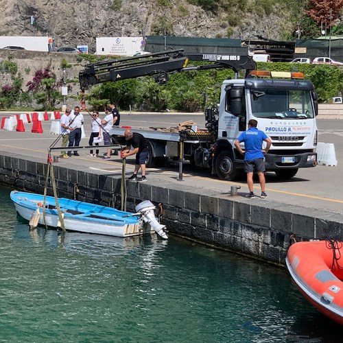Blitz al Porto di Maiori per rimuovere barche abusive, la minoranza non ci sta