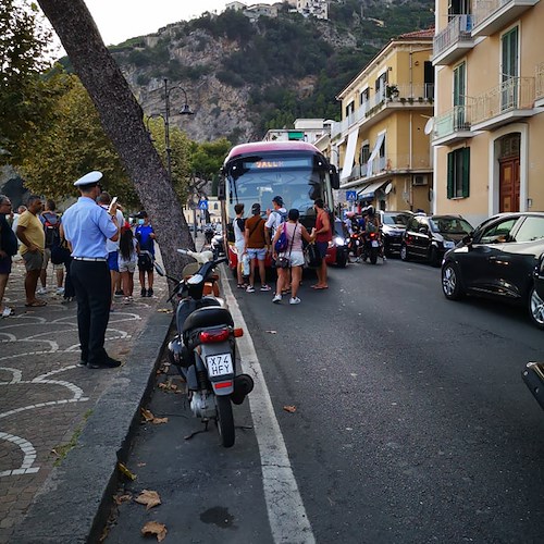 Bus “completo” non si ferma a Maiori, pendolari lo bloccano pur di salire a bordo