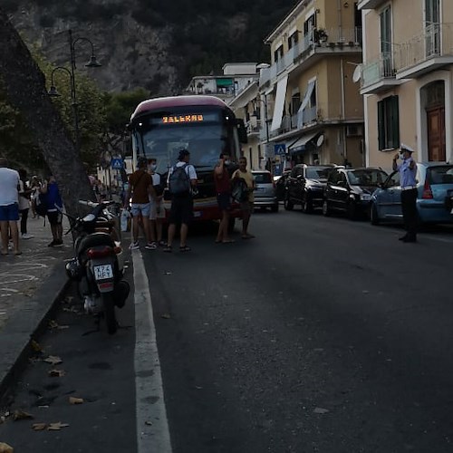 Bus “completo” non si ferma a Maiori, pendolari lo bloccano pur di salire a bordo