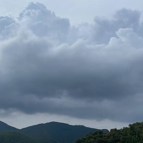 Campania, domani 22 ottobre allerta meteo gialla: previsti temporali e raffiche di vento 