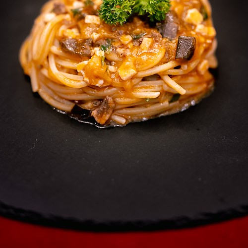 Casa Ferraiuolo: spaghetti salsiccia e melenzane sono serviti /foto