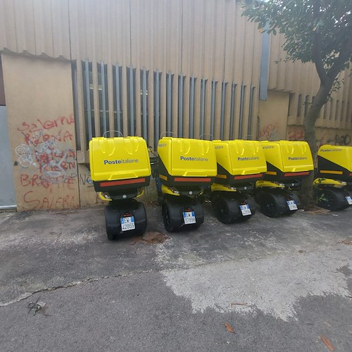 Cinque nuovi scooter per i postini di Maiori: si tratta dei Piaggio "Delivery" termici a tre ruote