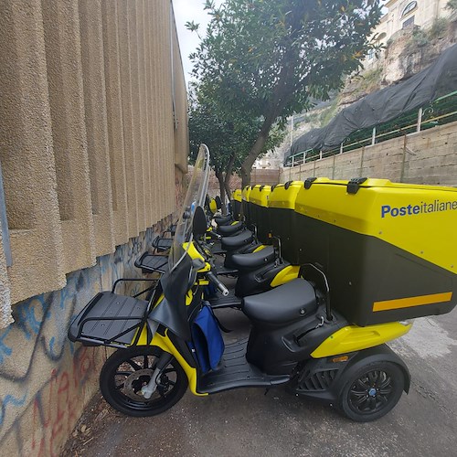 Cinque nuovi scooter per i postini di Maiori: si tratta dei Piaggio "Delivery" termici a tre ruote
