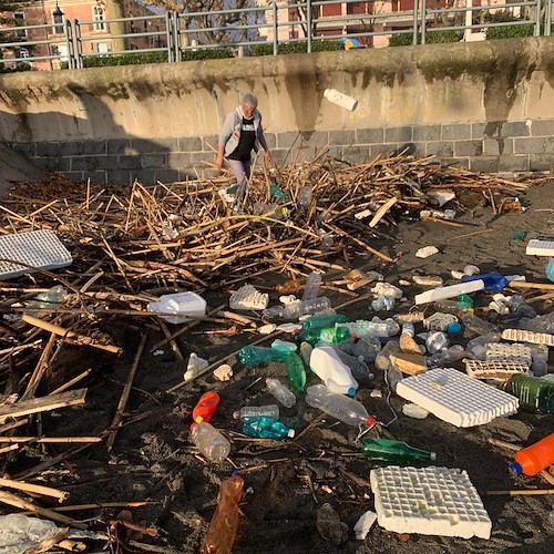 Costa d'Amalfi, pulizia delle spiagge dalla plastica: donna rischia di essere trascinata in mare dalle onde /Foto