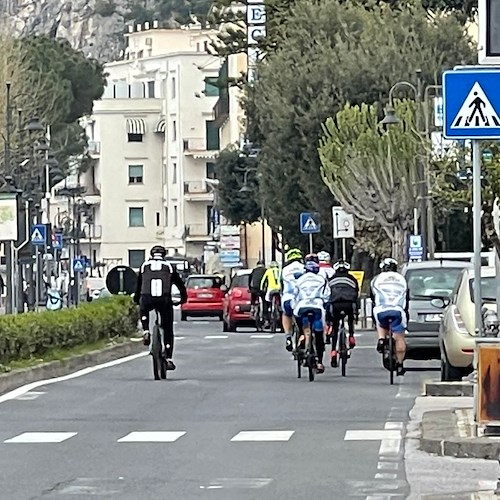 Costiera amalfitana invasa dai ciclisti in zona rossa, si può uscire dal proprio comune di residenza in bici?
