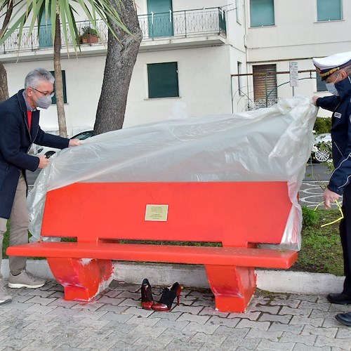 Da oggi anche Maiori ha la sua panchina rossa, simbolo di lotta alla violenza sulle donne