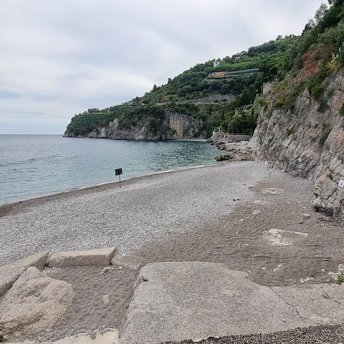 Distacco massi, a Maiori interdetto accesso all'arenile in località Collata