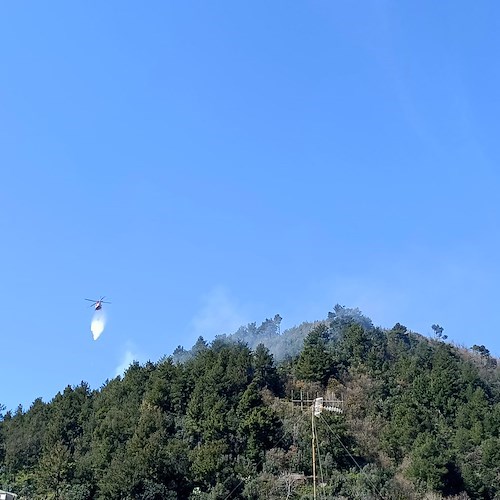 Domato incendio a Maiori: al via la bonifica 