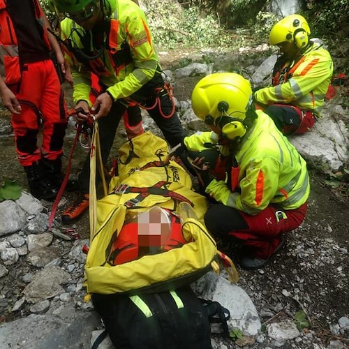 Donna cade nella Valle delle Ferriere, trasferita in elicottero al “Ruggi” di Salerno