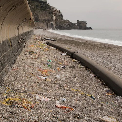 Dopo il Carnevale la spiaggia di Maiori invasa da coriandoli e rifiuti, l’allarme di ACARBIO: «Così roviniamo la Costiera!»