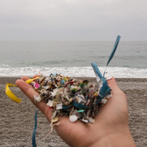 Dopo il Carnevale la spiaggia di Maiori invasa da coriandoli e rifiuti, l’allarme di ACARBIO: «Così roviniamo la Costiera!»