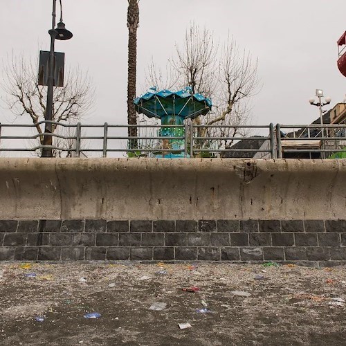 Dopo il Carnevale la spiaggia di Maiori invasa da coriandoli e rifiuti, l’allarme di ACARBIO: «Così roviniamo la Costiera!»