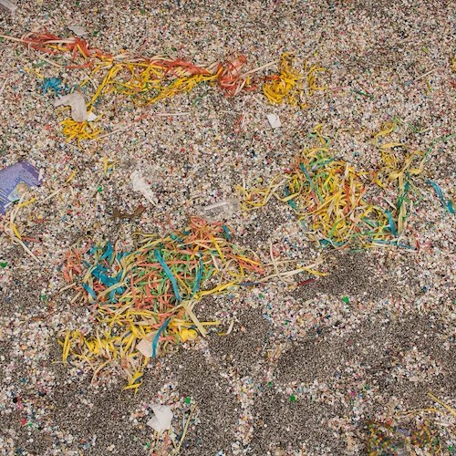 Dopo il Carnevale la spiaggia di Maiori invasa da coriandoli e rifiuti, l’allarme di ACARBIO: «Così roviniamo la Costiera!»