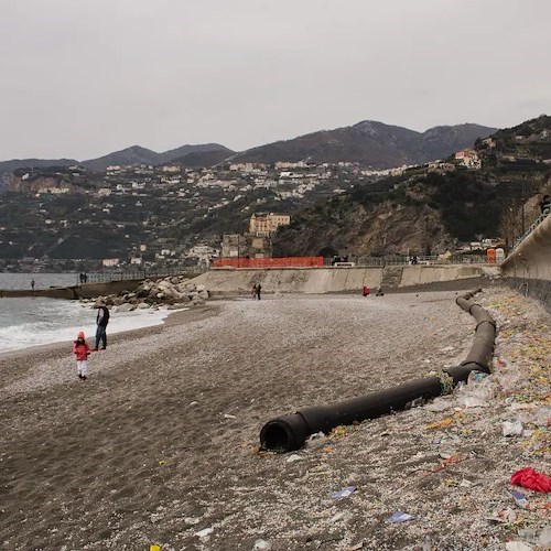 Dopo il Carnevale la spiaggia di Maiori invasa da coriandoli e rifiuti, l’allarme di ACARBIO: «Così roviniamo la Costiera!»