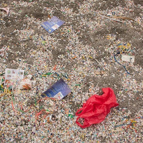 Dopo il Carnevale la spiaggia di Maiori invasa da coriandoli e rifiuti, l’allarme di ACARBIO: «Così roviniamo la Costiera!»