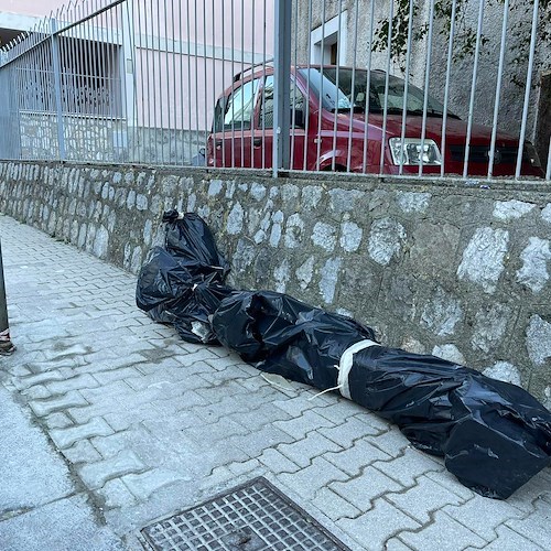 Eternit abbandonato in strada a Maiori, l'ira dei residenti