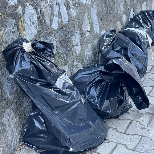 Eternit abbandonato in strada a Maiori, l'ira dei residenti