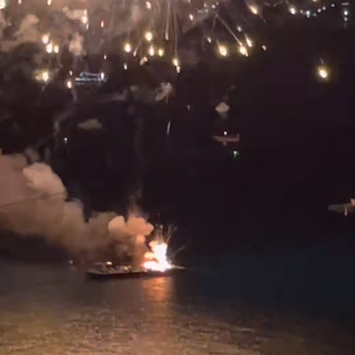 Festa a Maiori, durante spettacolo pirotecnico va a fuoco la piattaforma in mare [FOTO e VIDEO]