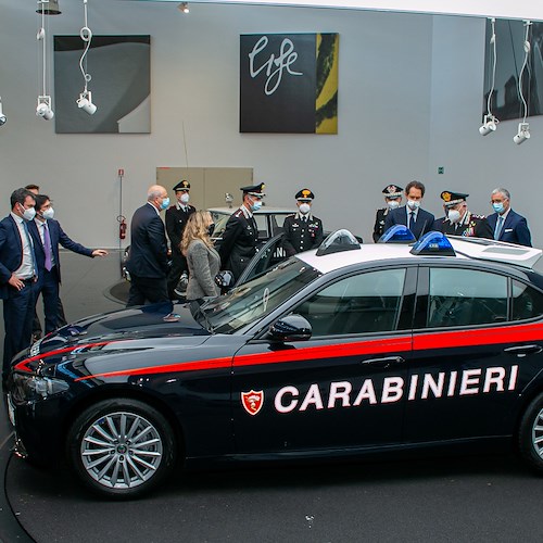 Finalmente la Giulia arriva con la divisa ufficiale dei Carabinieri /Foto