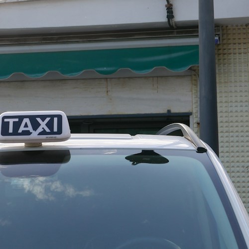 Finalmente torna l'insegna dei Taxi a Maiori. Il numero è attivo ma non ancora funzionante