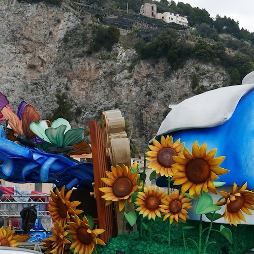 Gran Carnevale Maiorese, i carri allegorici sono giunti al Porto Turistico: 19 febbraio la prima sfilata